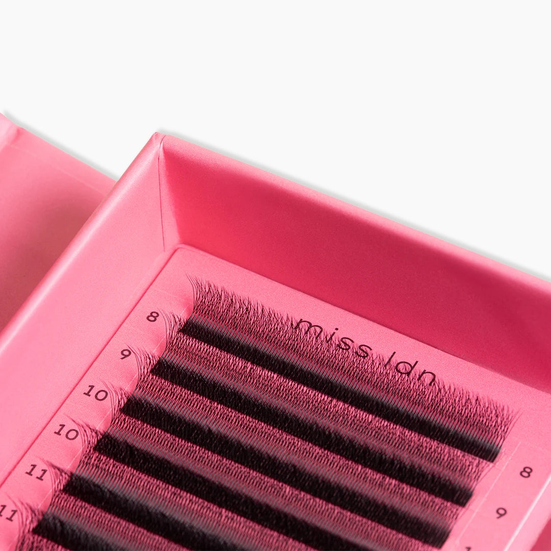 Close up of the miss ldn candyy 4DW lashes in the lash tray 