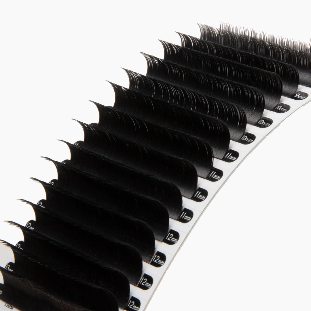 London Lash Chelsea 0.15 strip of lashes showing the curls on a white background